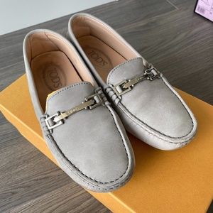 Tod’s Gommini Driving Shoes in Suede Light Grey Size 35